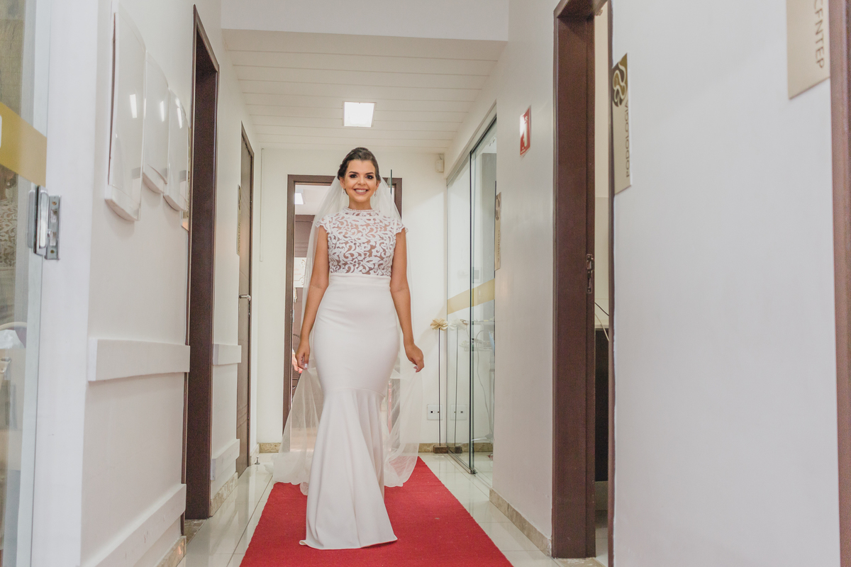 noiva desfilando no corredor do salão