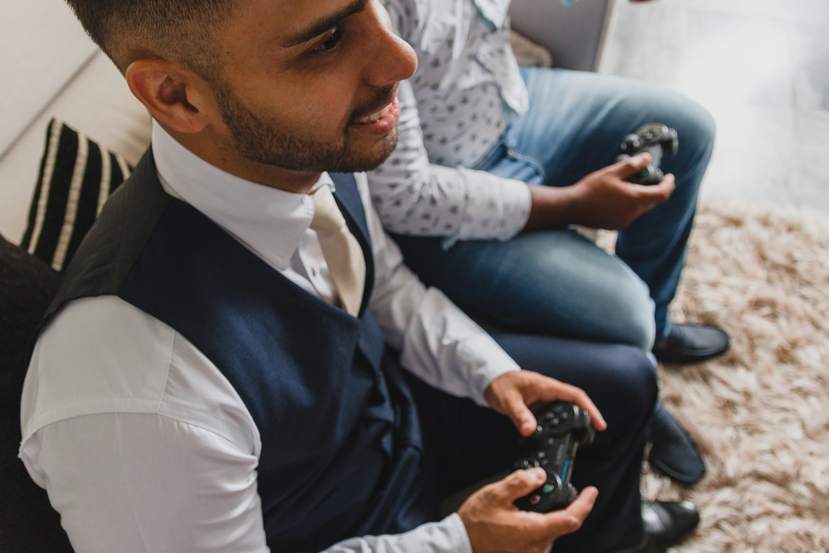 noivo jogando video game