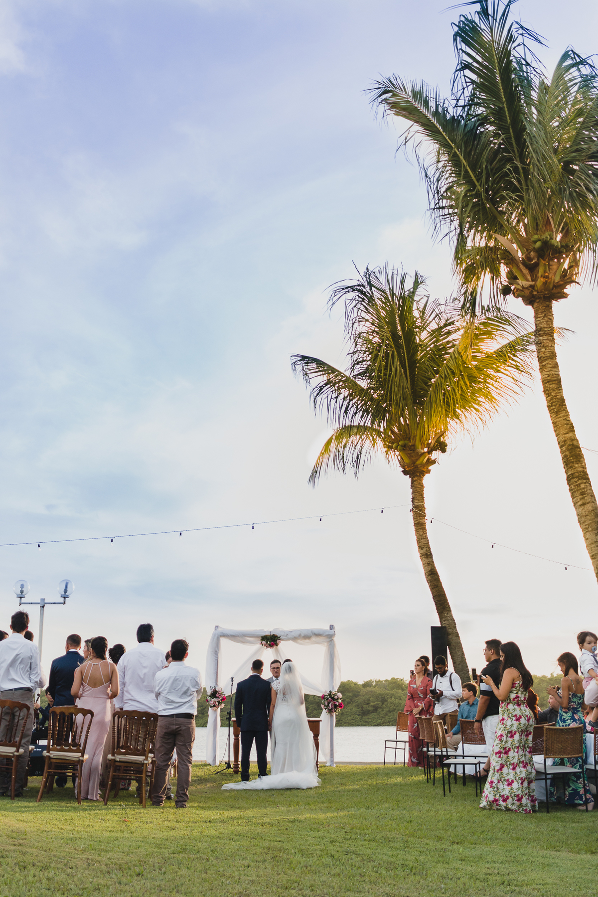 casamento beira do rio com por do sol