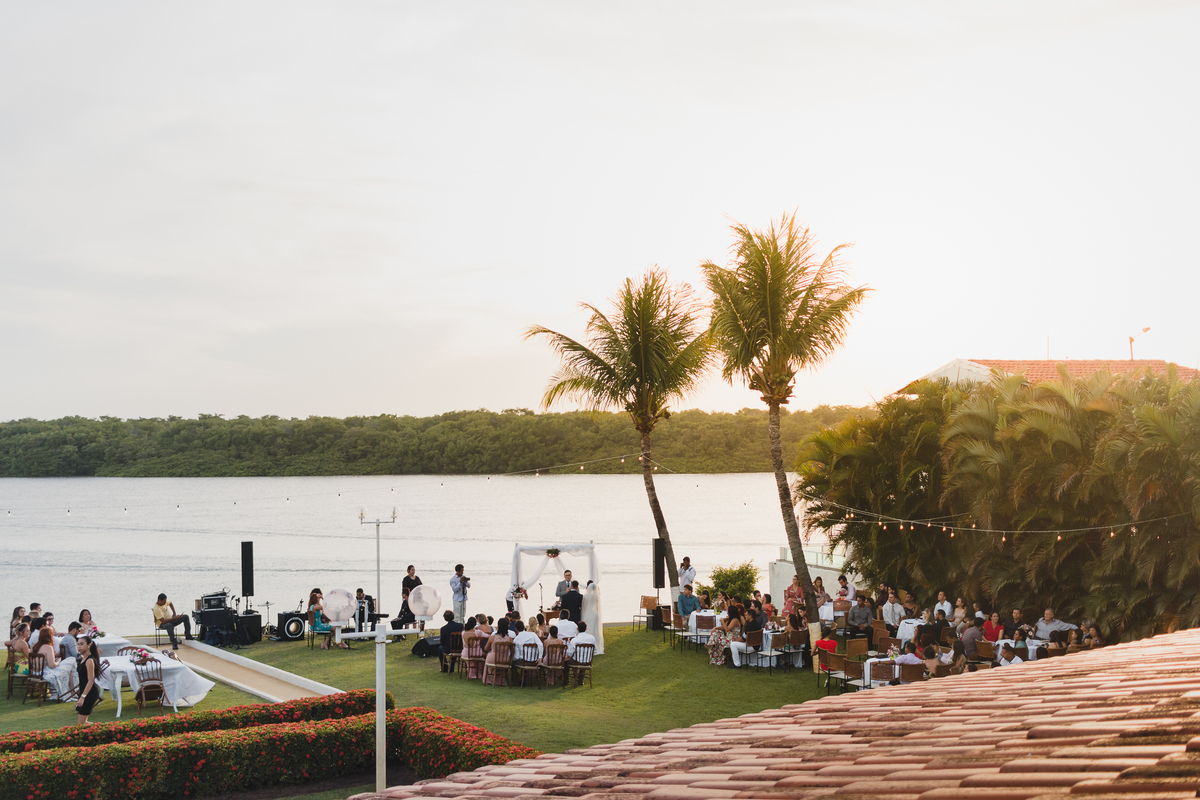 casamento beira do rio com por do sol
