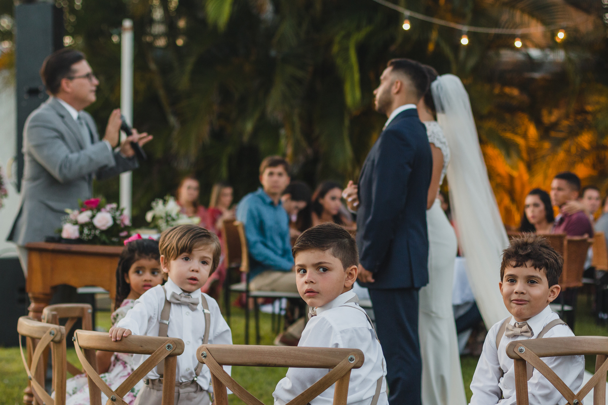 crianças distraidas