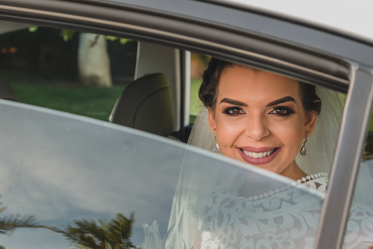 noiva dentro do carro