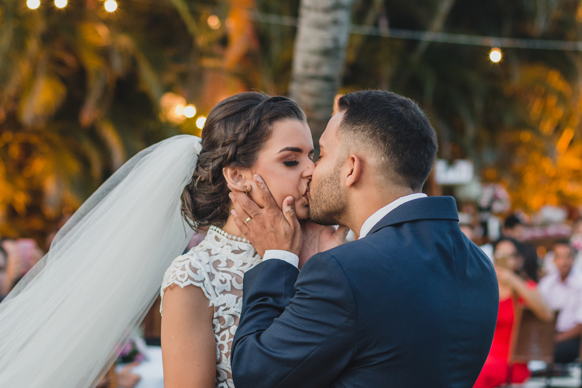 o beijo dos noivos