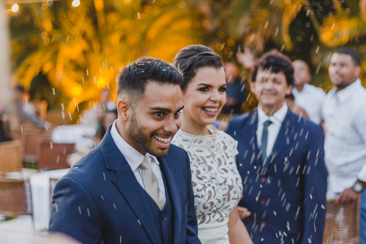 jogando arroz nos noivos