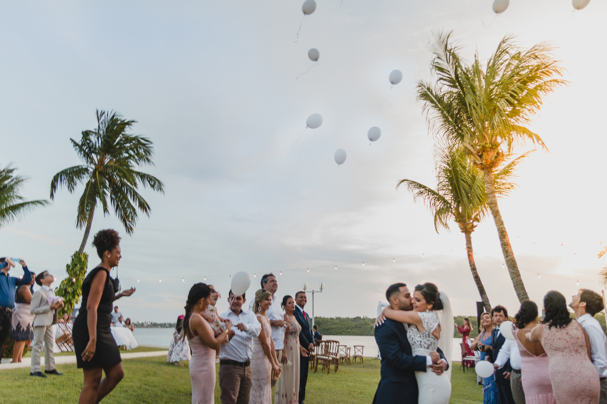 padrinhos soltando baloes