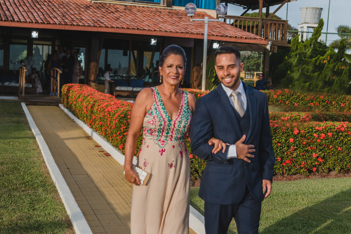 entrada do noivo com a mãe