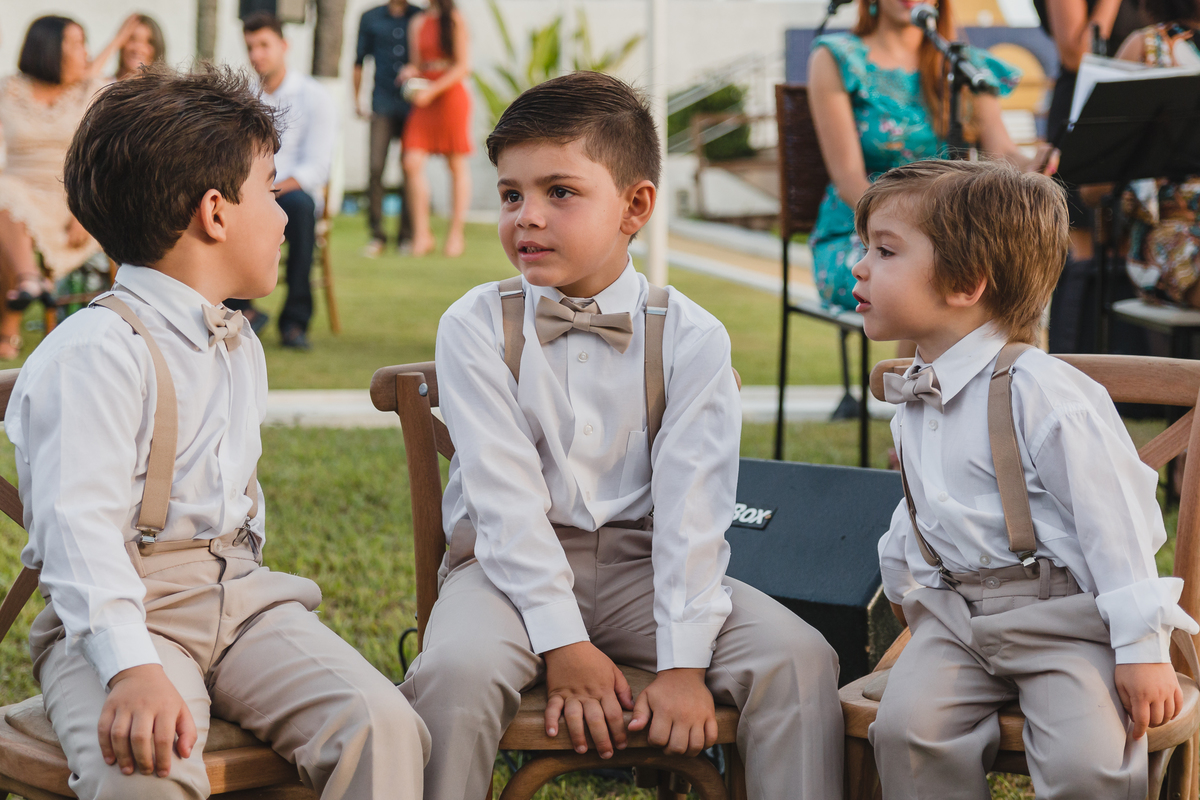 crianças batendo um papo