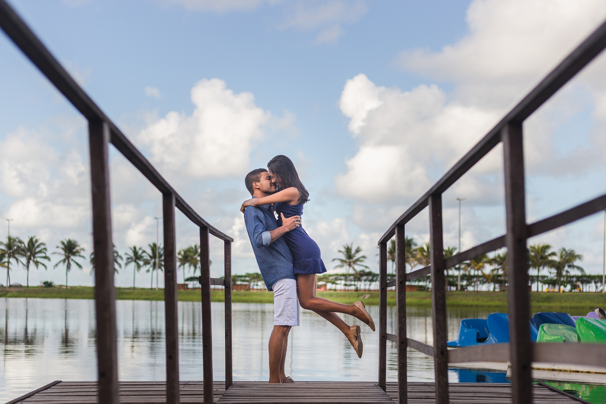 noivo pegando noiva no braço e beijando