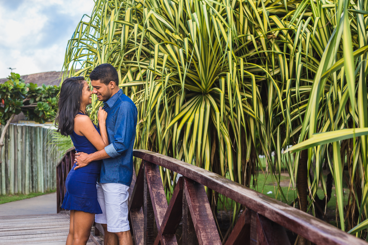 casal namorando na ponte