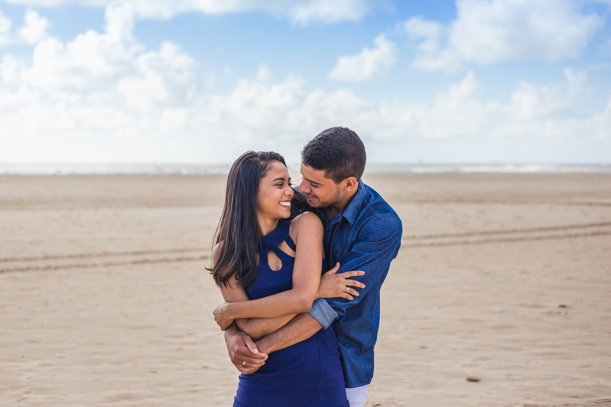 casal namorando na praia