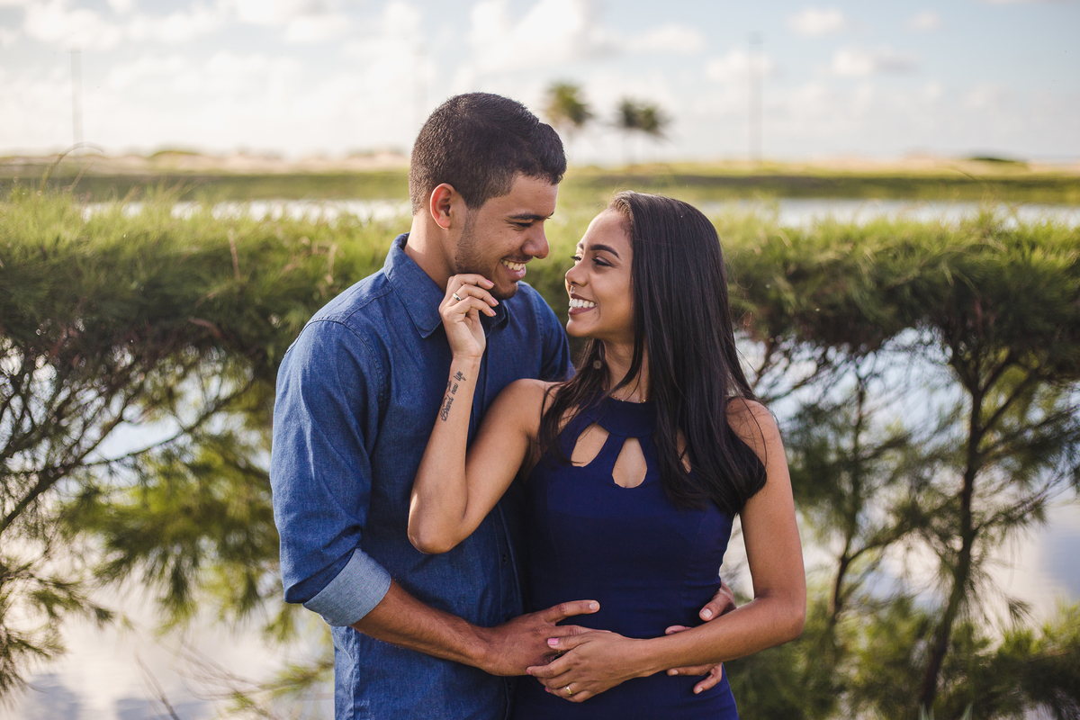 casal sorrindo e se olhando