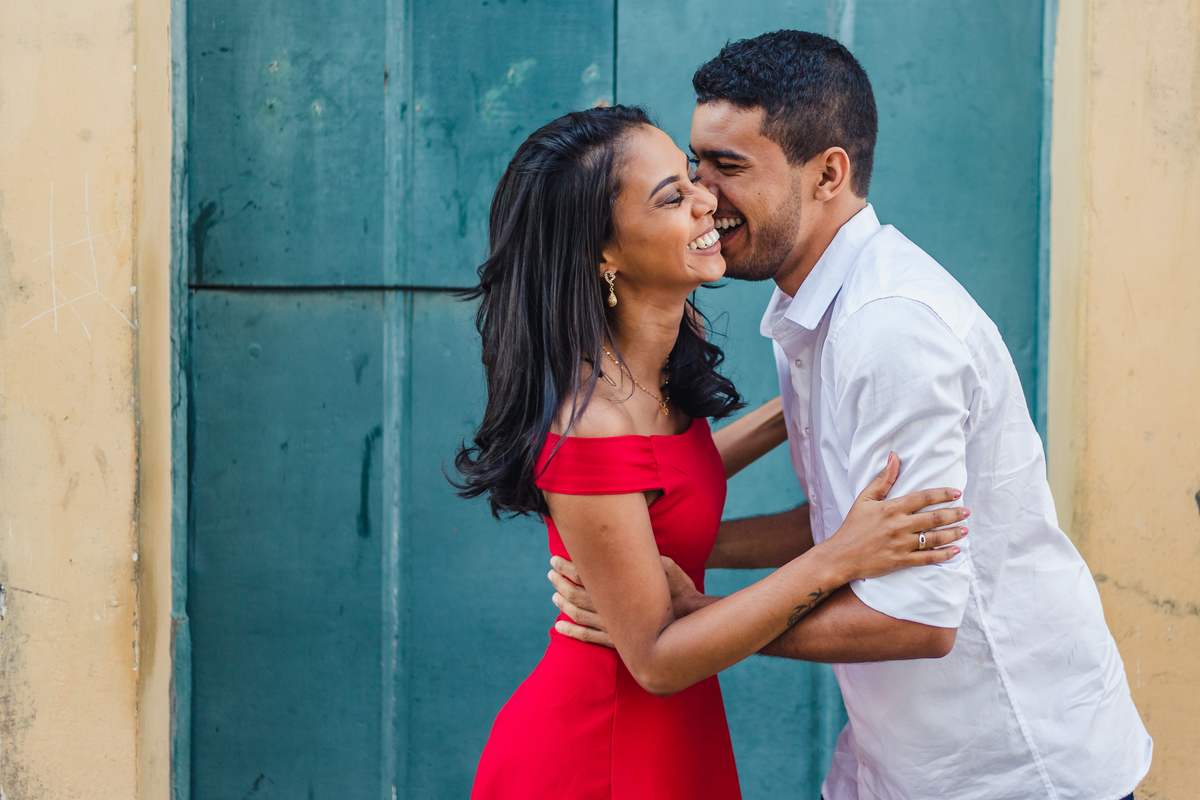 casal sorrindo muito