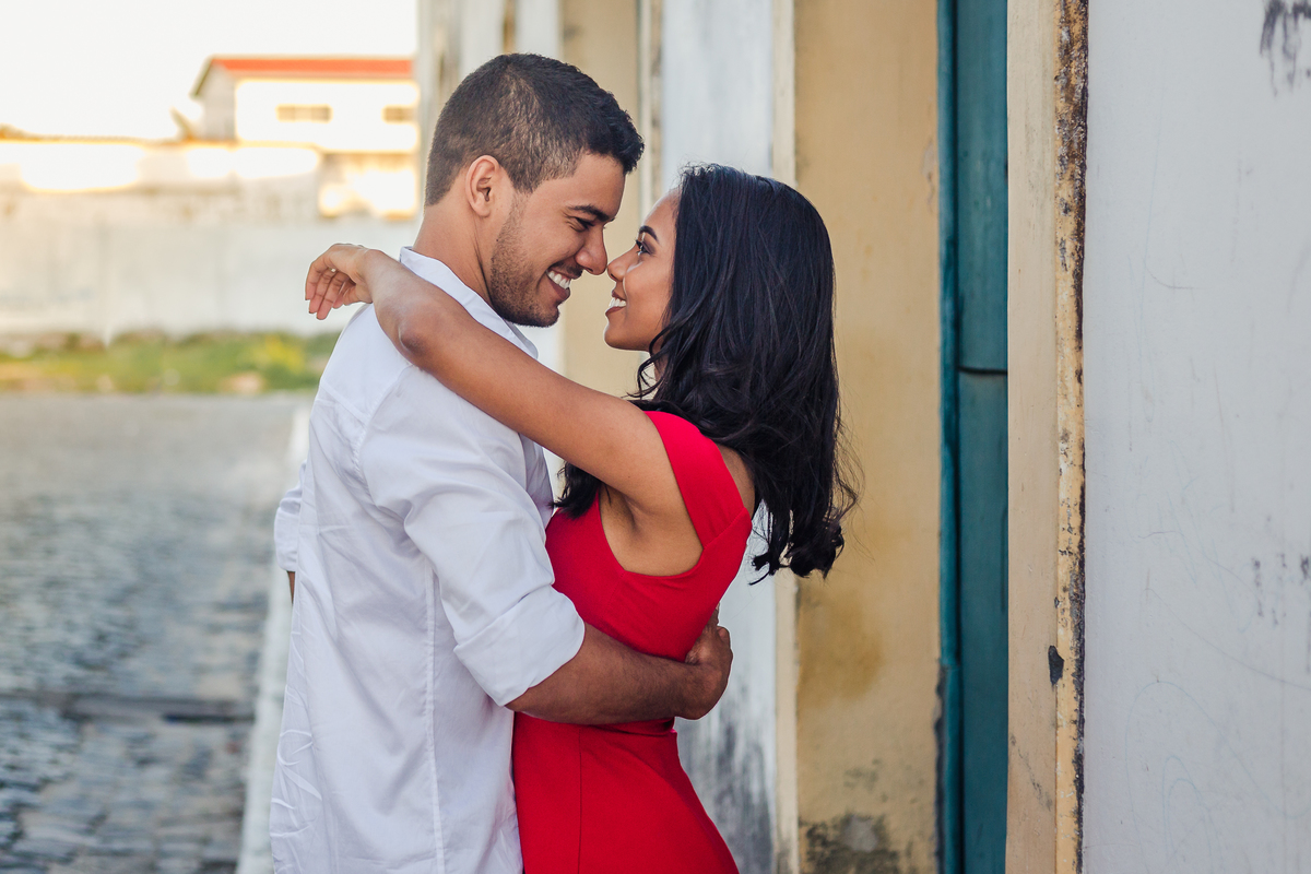 casal abraçado e se olhando