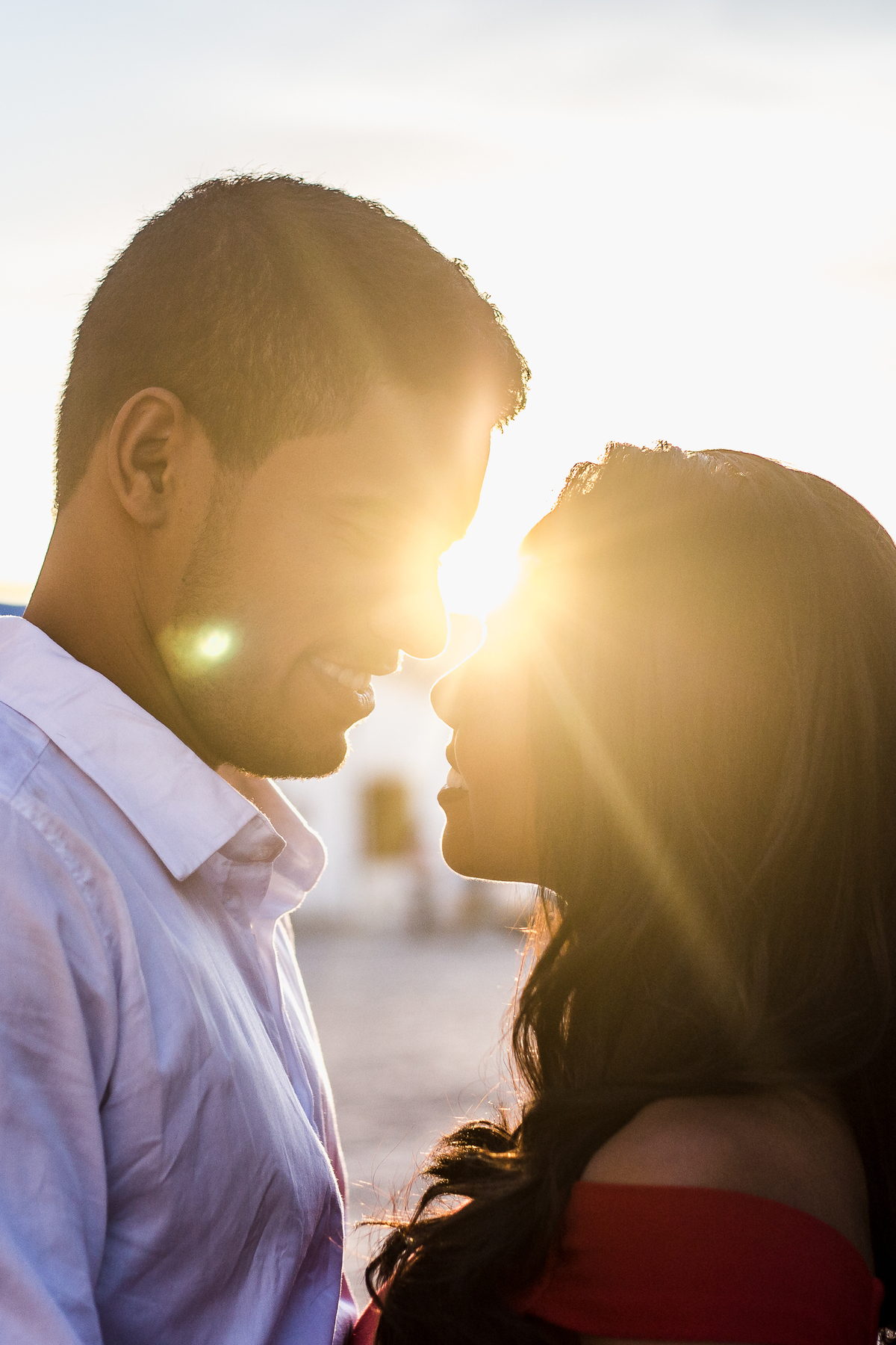 casal se olhando, sol ao fundo