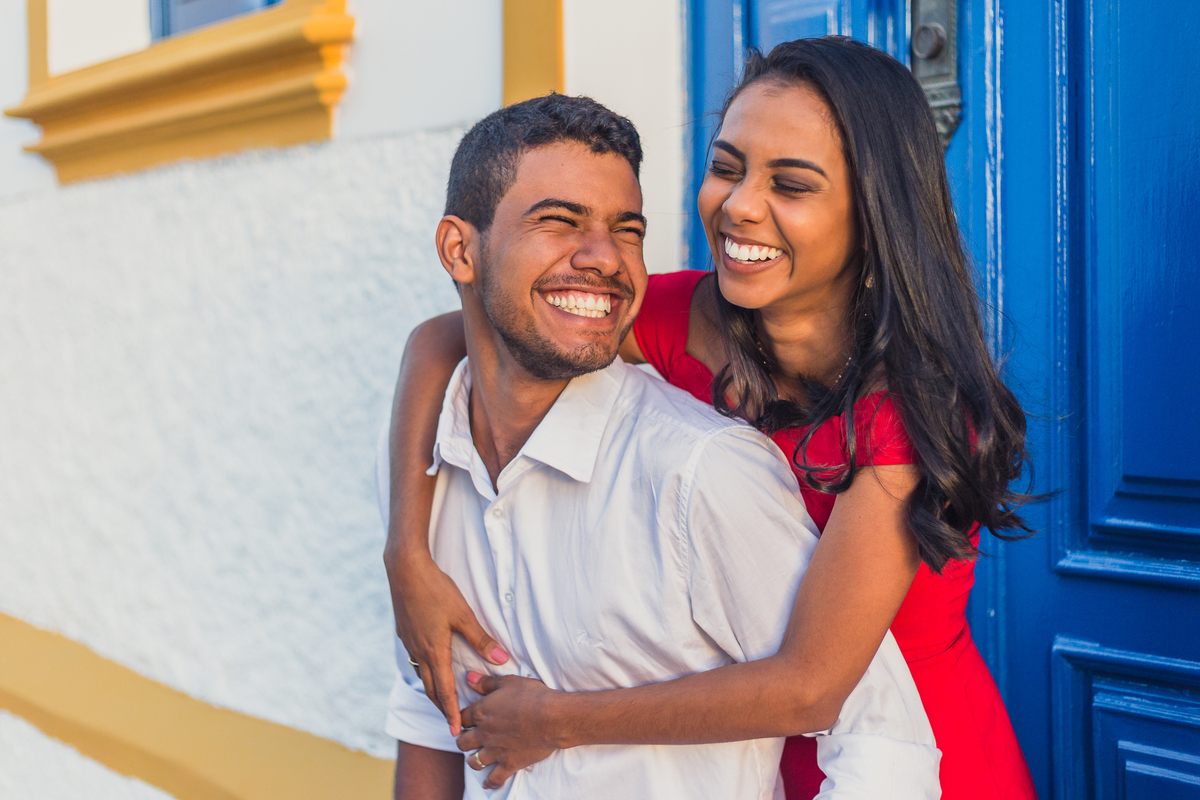 noivo sorrindo pelo olhar