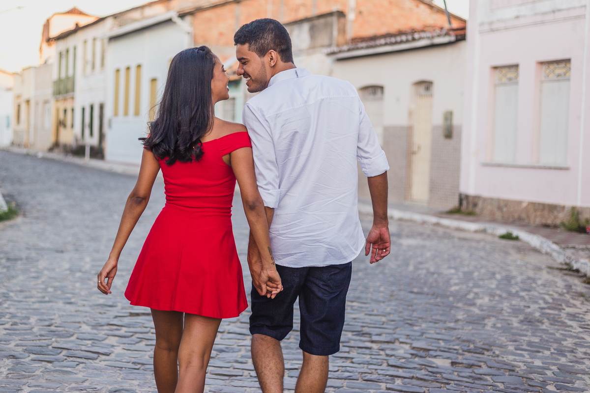 casal de maos dadas caminhando pela cidade