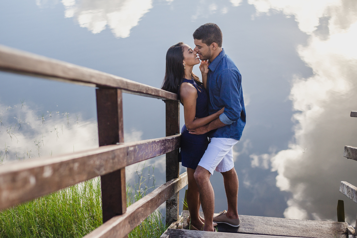 casal na beira do rio namorando