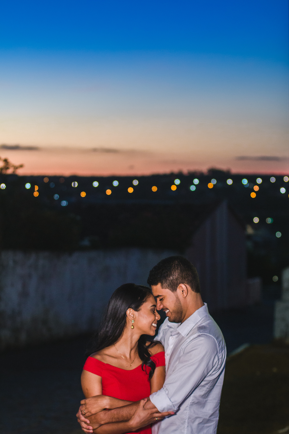 casal namorando e luzes da cidade no fundo