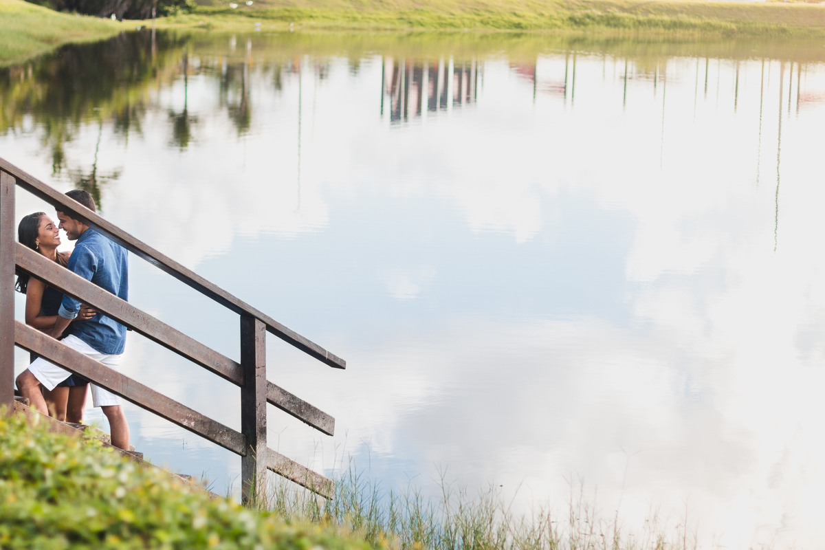 casal namorando no lago da orla