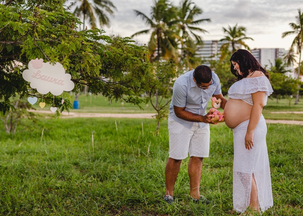 brincando com ursinho da filha que vai nascer