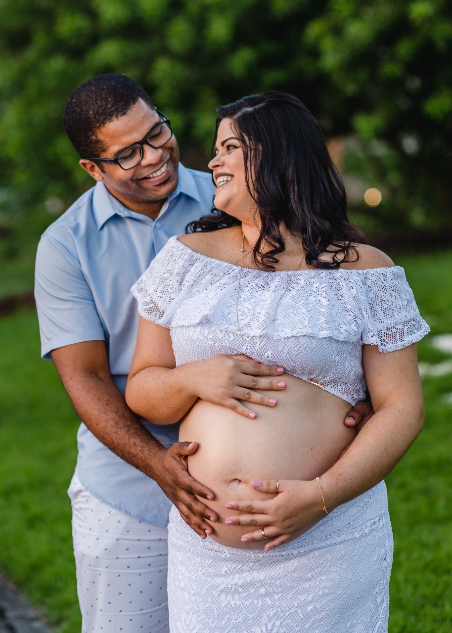 mamae e papai com a mao na barriga da mamae