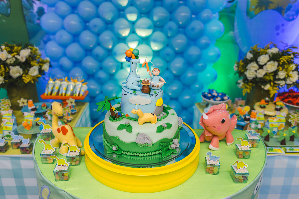 mesa decorada com o bolo