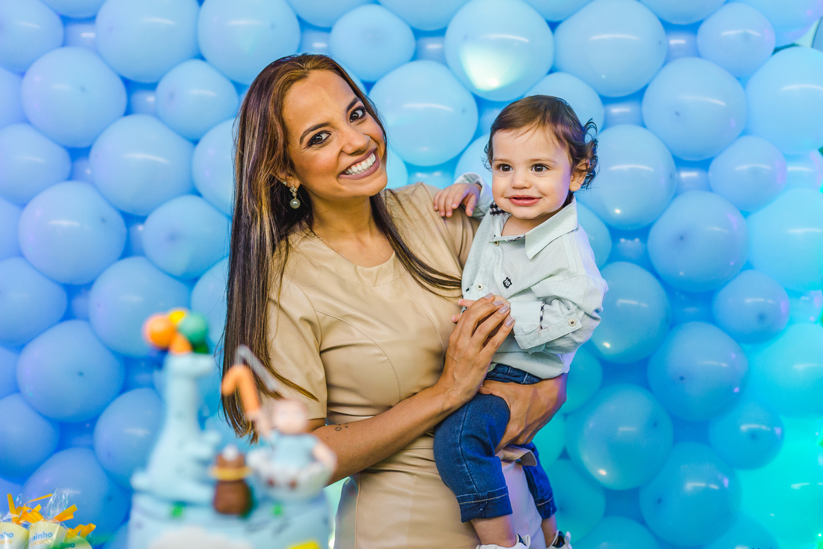 mãe posando com o nenem do braço