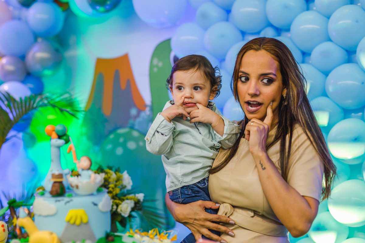 mãe brincando com o filho na hora de posar pra foto