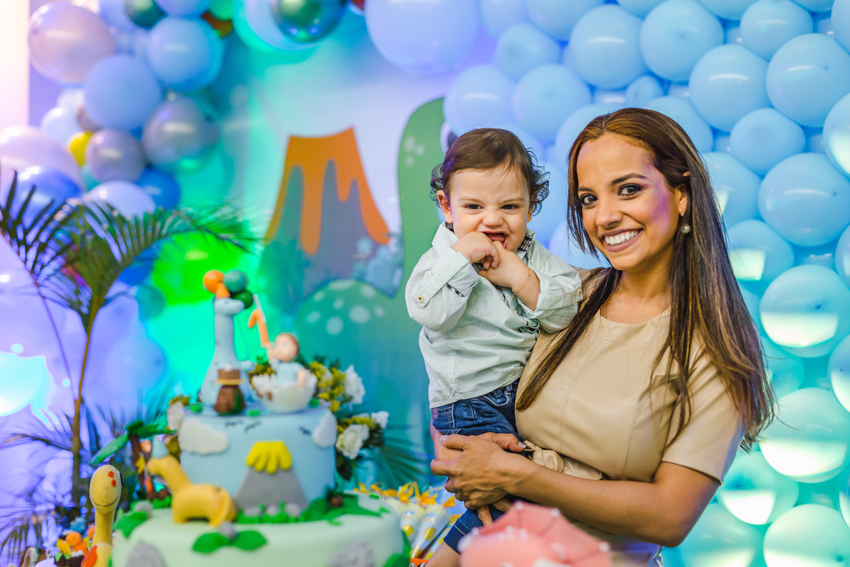 mãe brincando com o filho na hora de posar pra foto