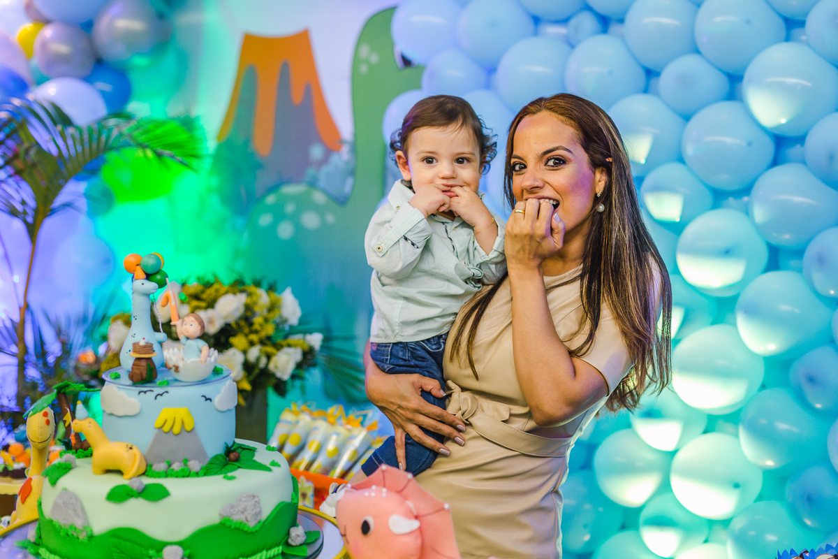 mãe brincando com o filho na hora de posar pra foto