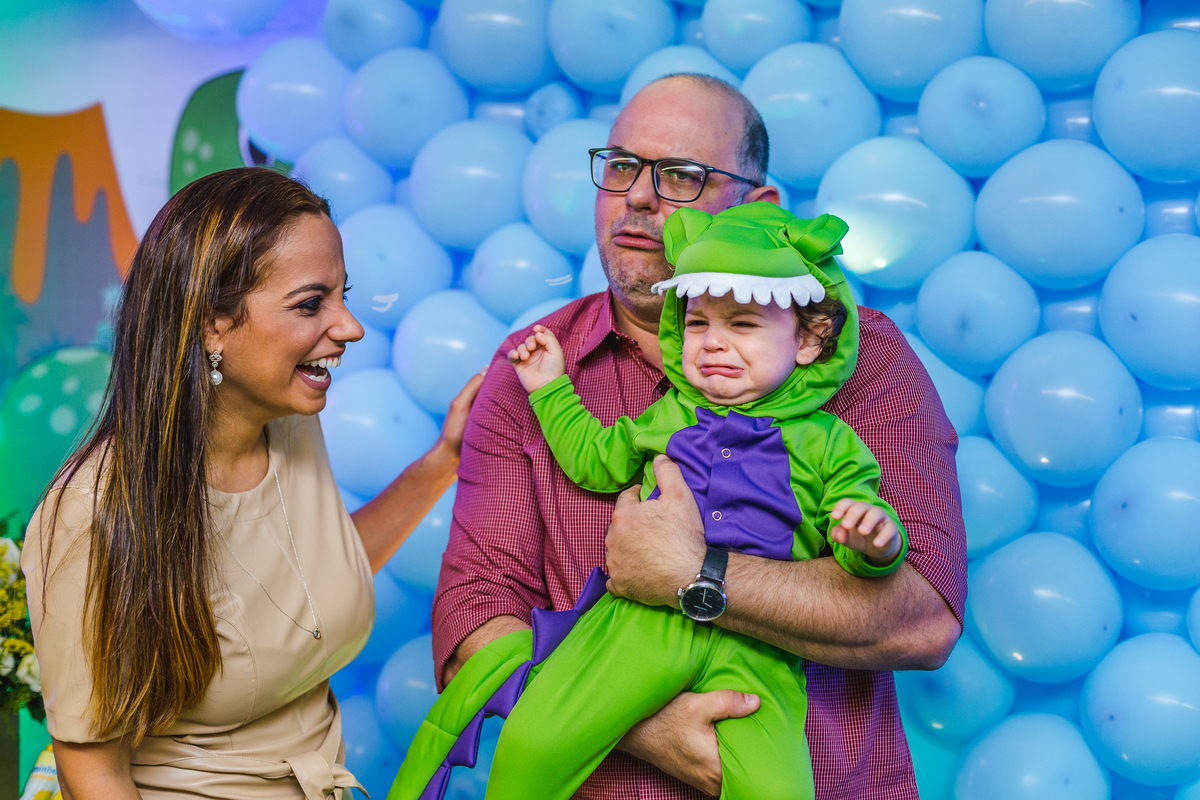 nenem chorando, e pai imitando ele na foto