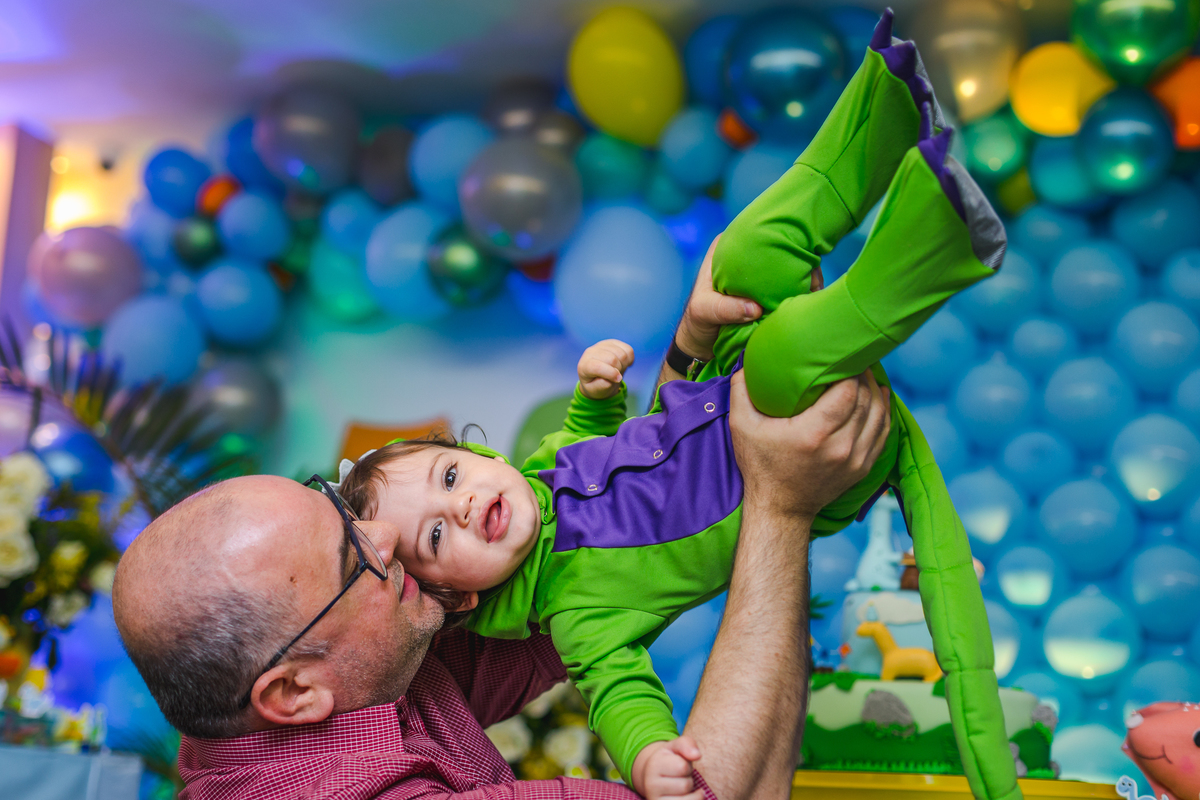 pai levantando o filho pra brincar