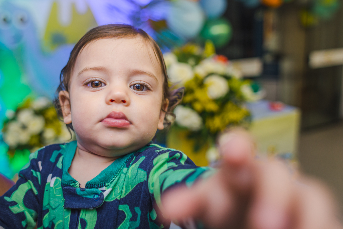 bebe querendo colocar o dedo na camera