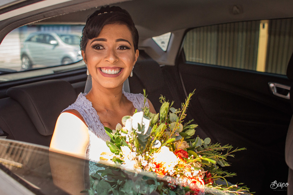 Bispo Fotografia - Noiva no carro esperando entrar no casamento em Aracaju igreja São Lucas