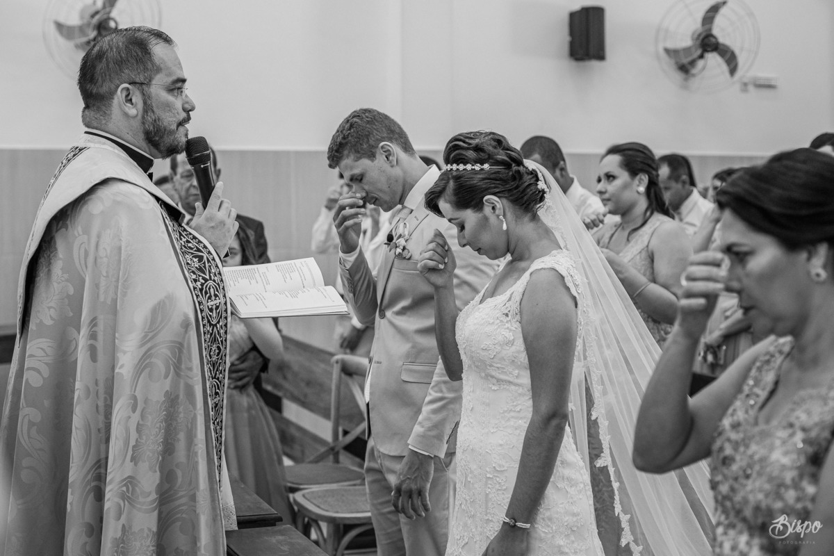 Bispo Fotografia - Noivos durante cerimônia de casamento em Aracaju igreja São Lucas