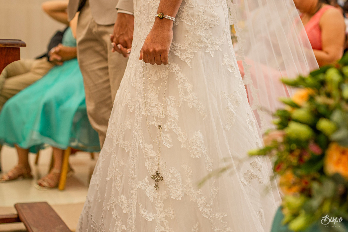 Bispo Fotografia - Noivos durante cerimônia de casamento em Aracaju igreja São Lucas