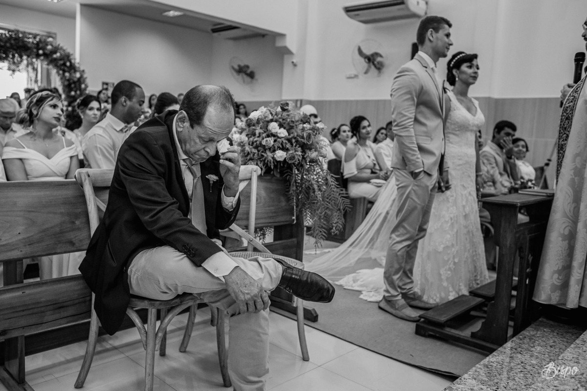 Bispo Fotografia -  Pai do Noivo chorando durante cerimônia de casamento em Aracaju igreja São Lucas