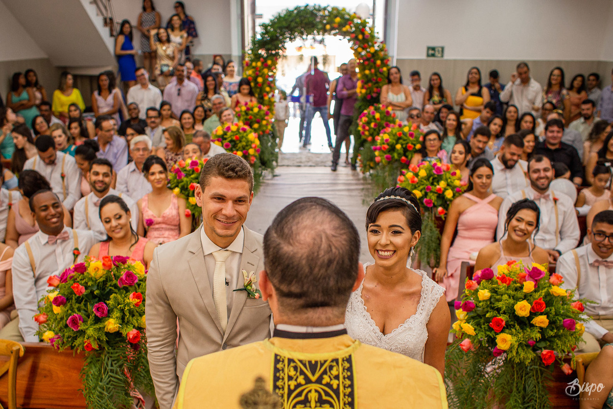 Bispo Fotografia - Noivos durante cerimônia de casamento em Aracaju na igreja São Lucas