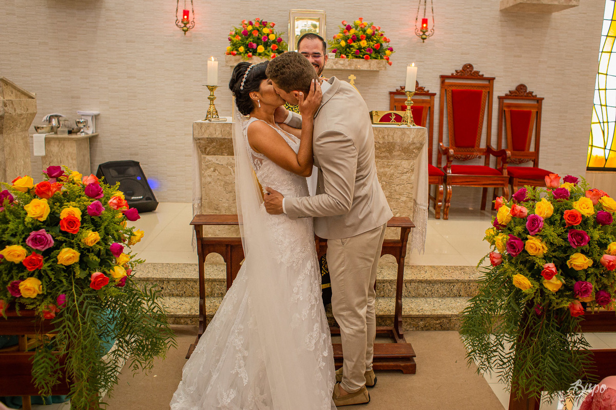 Bispo Fotografia - Noivos durante cerimônia de casamento em Aracaju igreja São Lucas