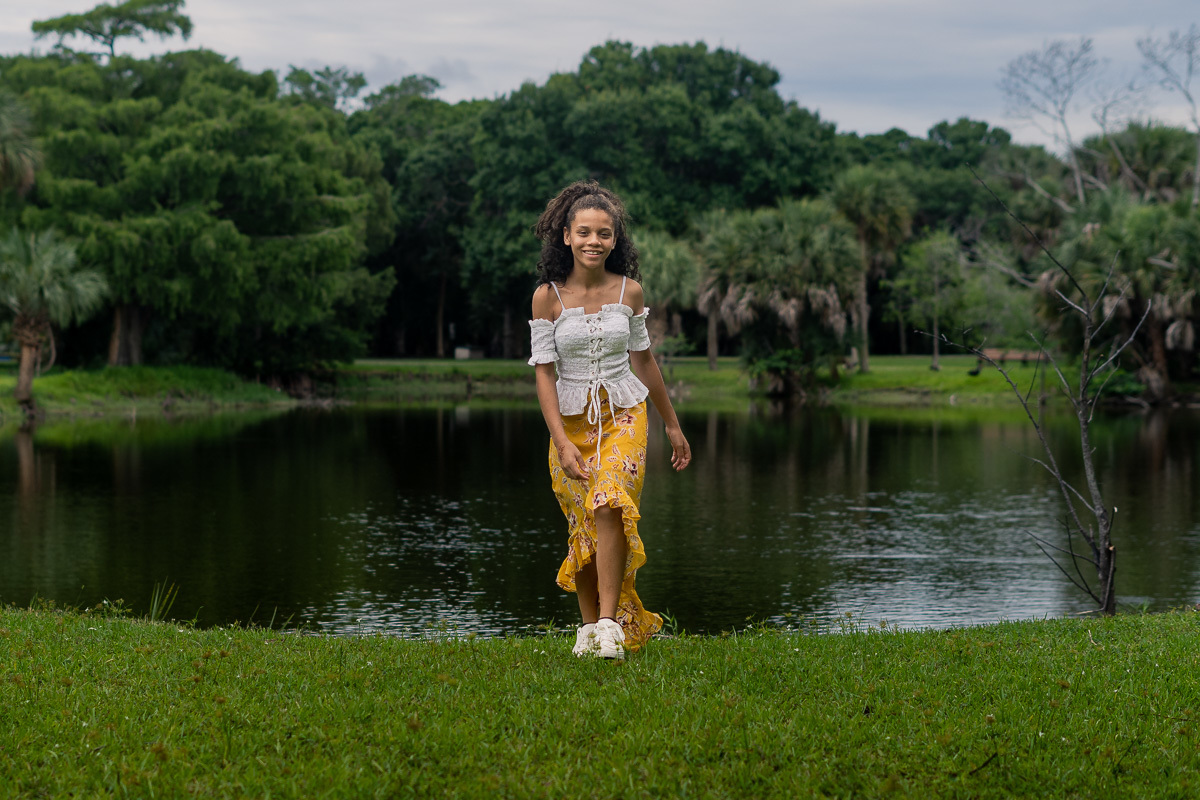 adolescente caminhando