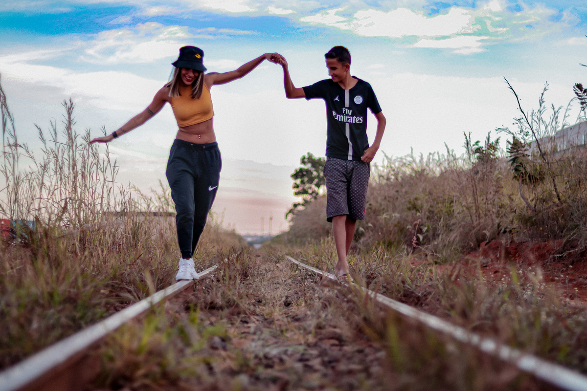 foto de primos no trilho do trem 