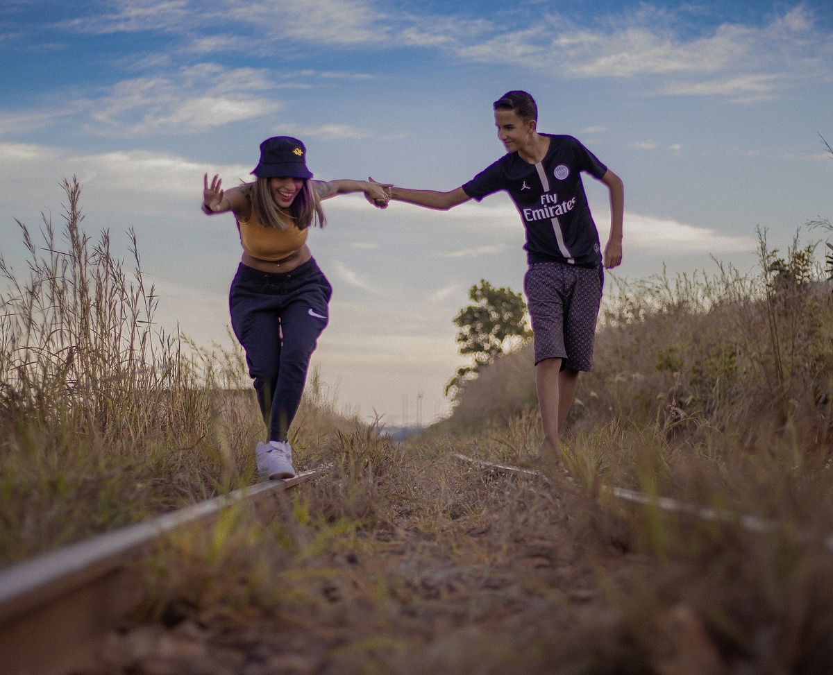  caindo no trilho do trem