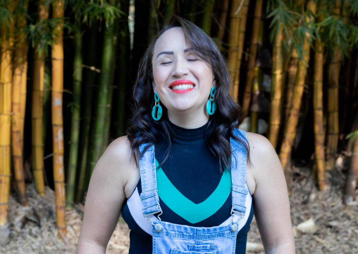 sorriso e olhos fechados