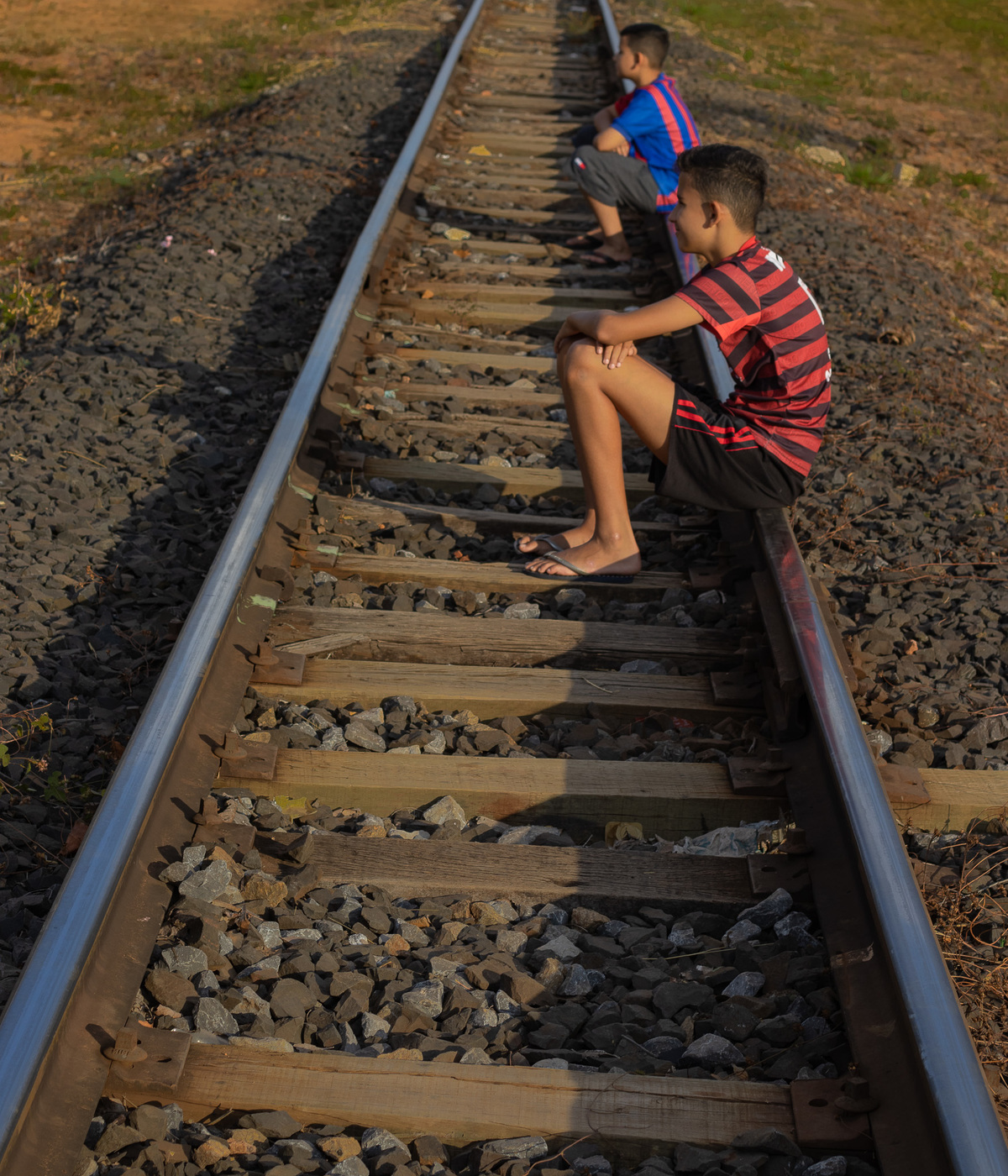 sentados no trilho do trem