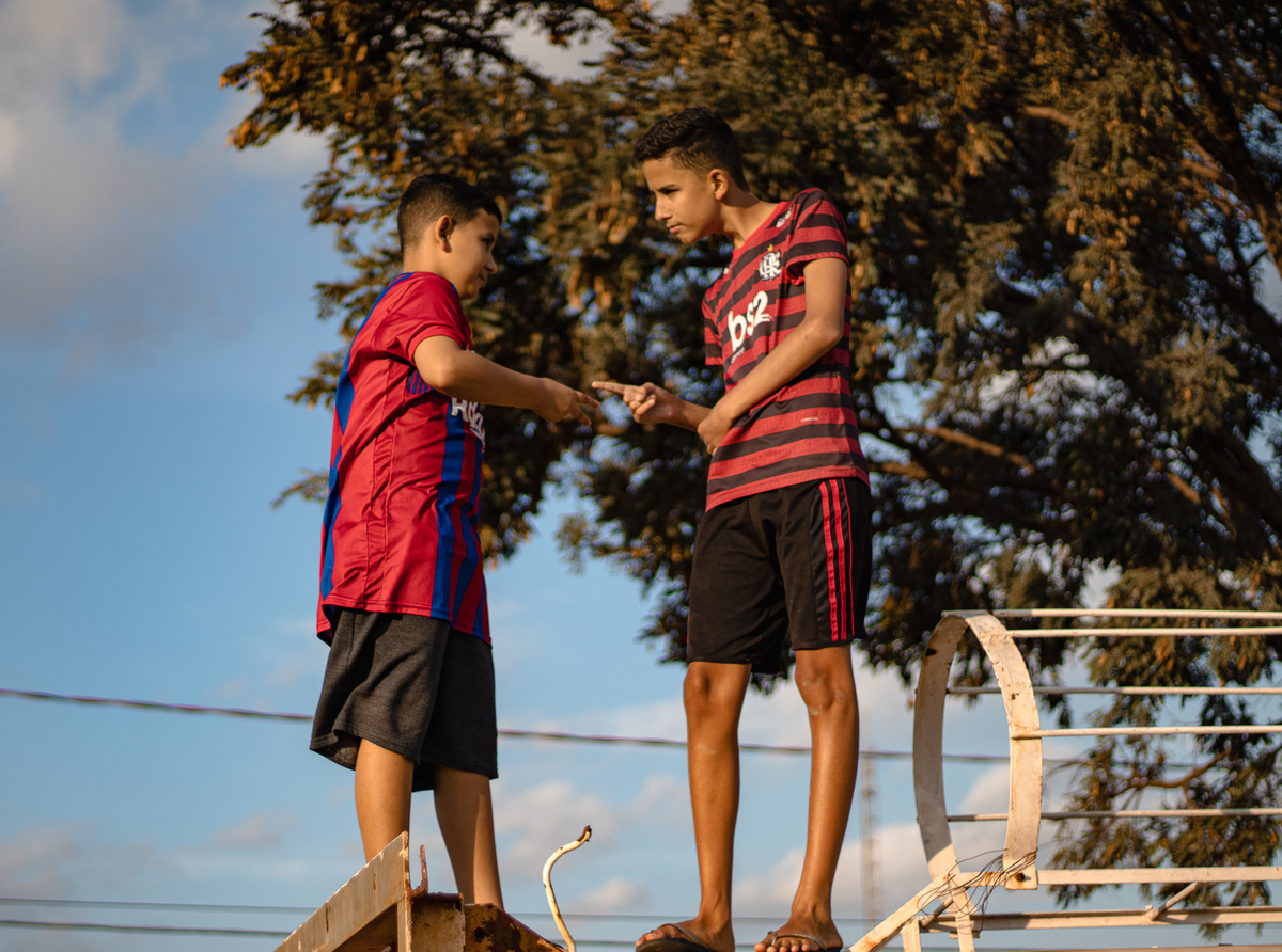 irmãos brincando
