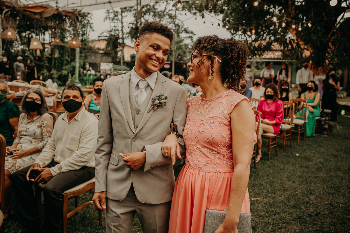 Entrada do noivo com sua mãe e muito sorriso