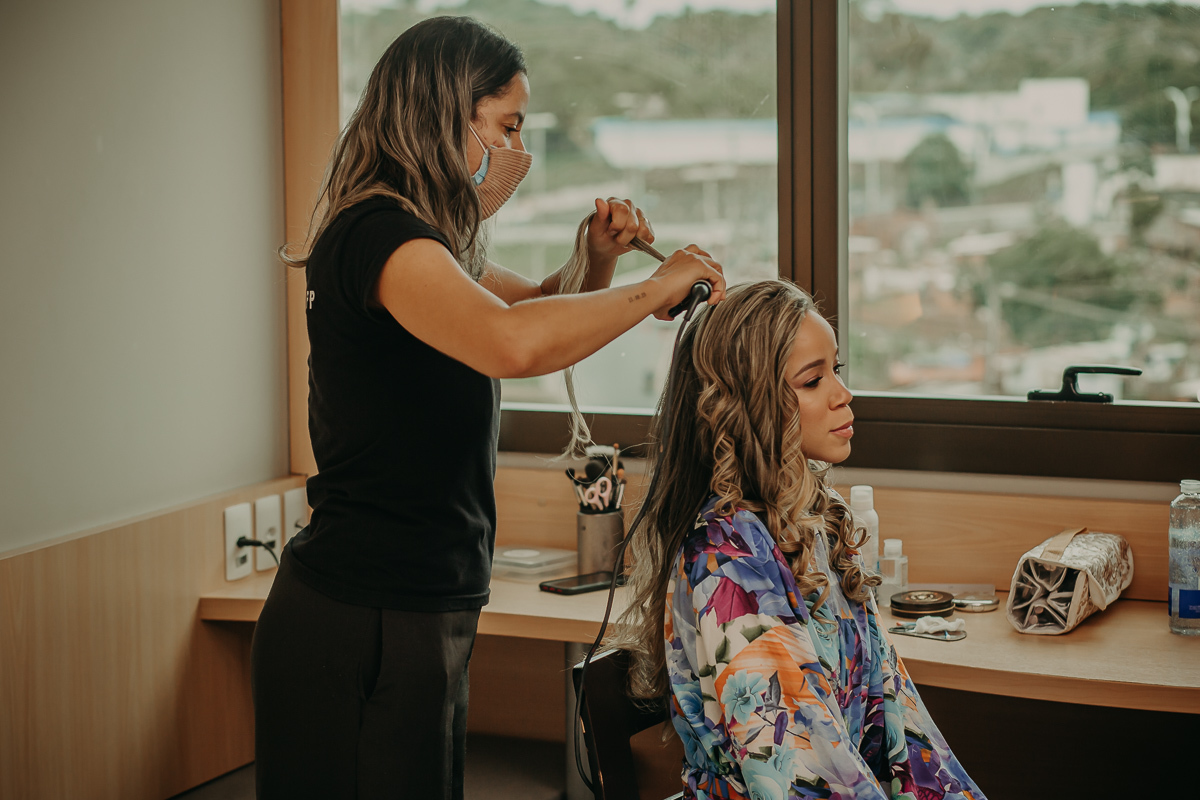 Noiva sendo maquiada e arrumando o cabelo. Sua maquiadora Linda Make-Up.