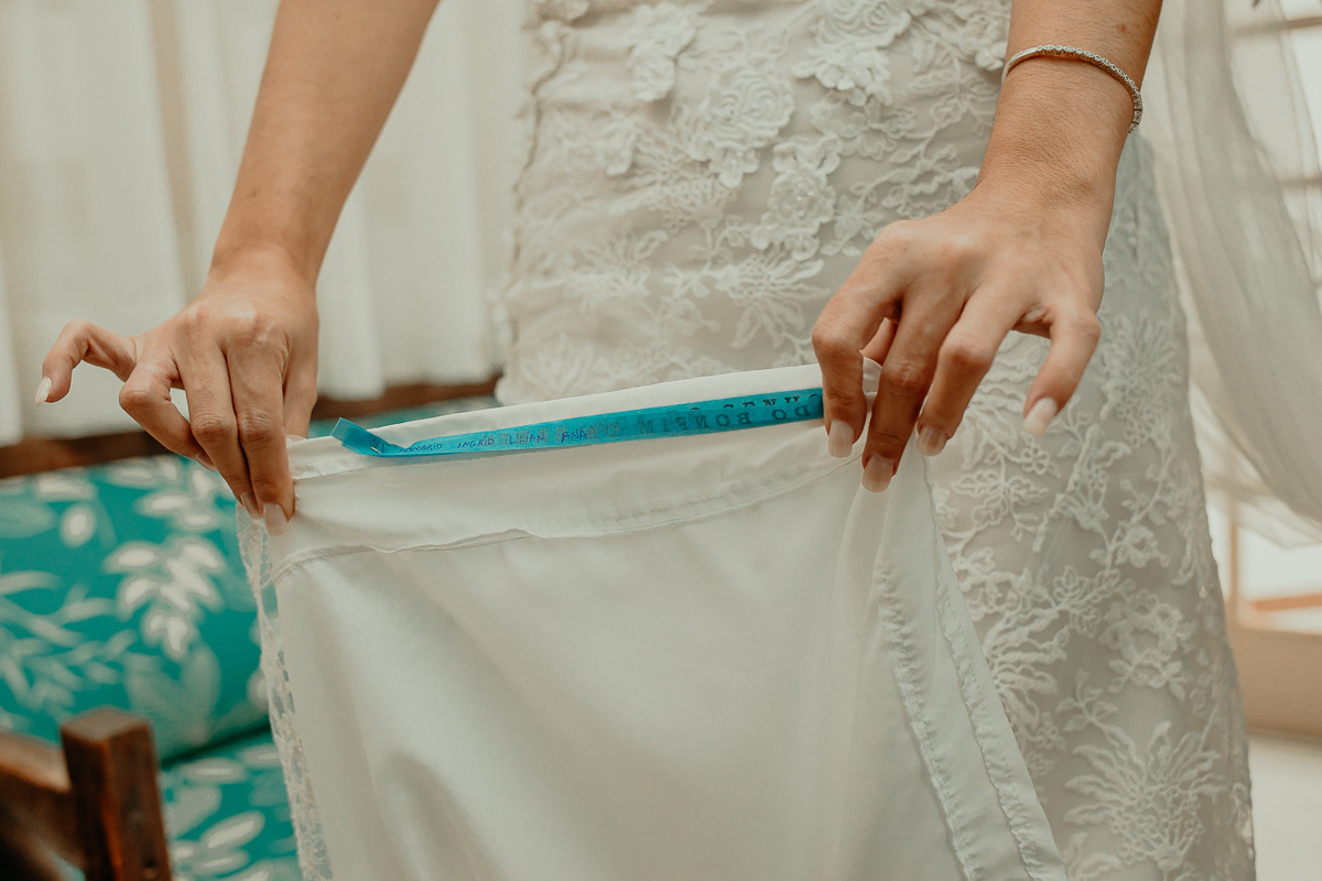 detalhe vestido de noiva com nomes das amigas na barra