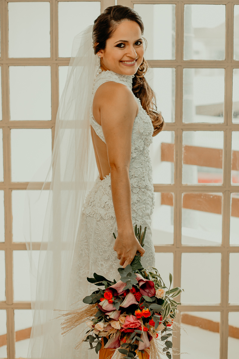 Retrato da Noiva já pronta para iniciar o casamento e com seu buquê 