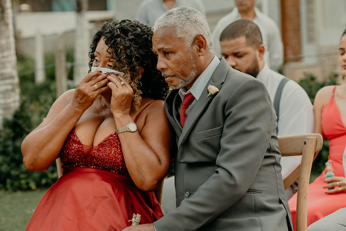 Mãe do noivo emocionada com a troca das alianças